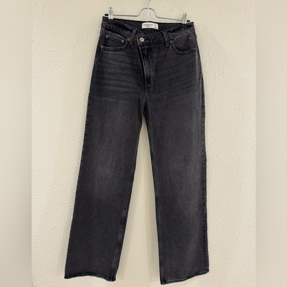Abercrombie & Fitch High Rise 90s Relaxed Jeans with Criss-Cross Waistband